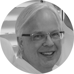 Portrait von Prof. Dr. Jochen Jackowski von der Universitätszahnklinik Witten/Herdecke